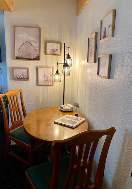 Moose Creek Lodge & Suites 코디 객실 사진