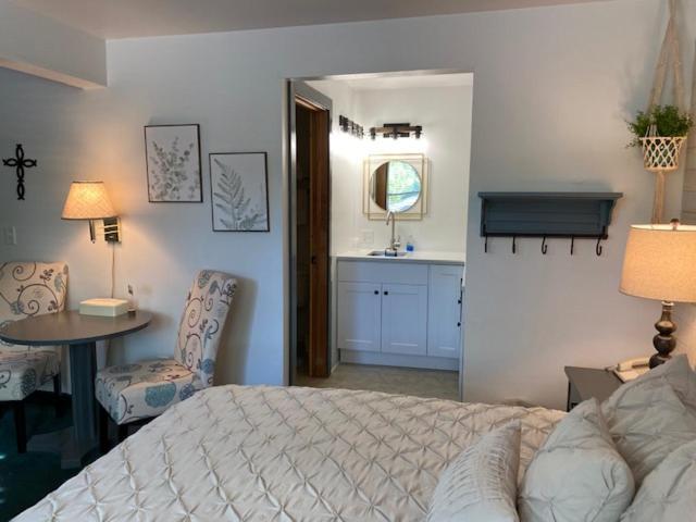 Moose Creek Lodge & Suites 코디 객실 사진
