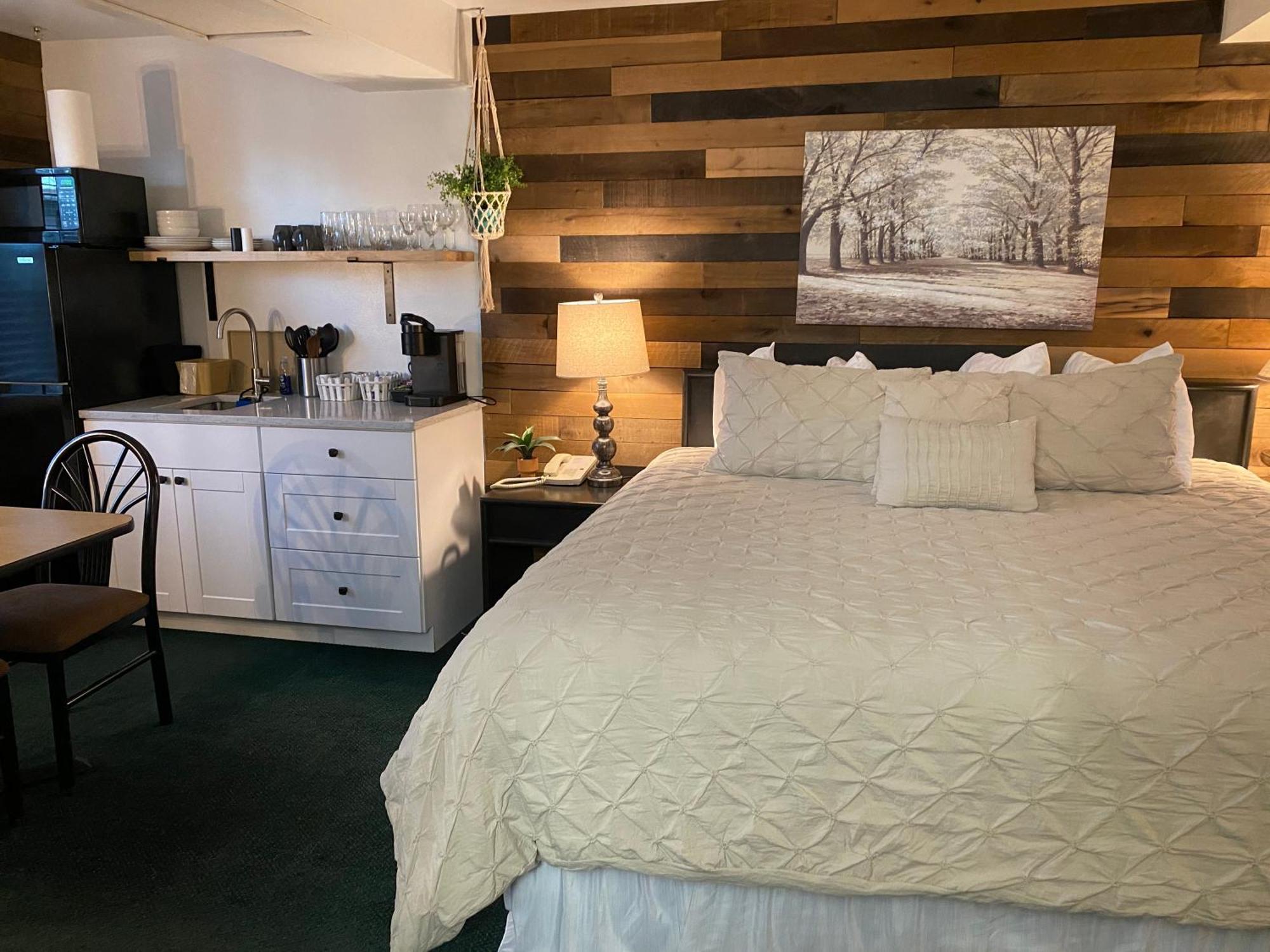 Moose Creek Lodge & Suites 코디 객실 사진
